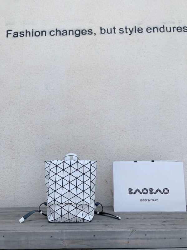 ISSEY MIYAK new series with a minimalist silhouette and long flap design, flap crystal backpack - 图片 2