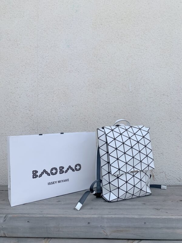 ISSEY MIYAK new series with a minimalist silhouette and long flap design, flap crystal backpack - 图片 9