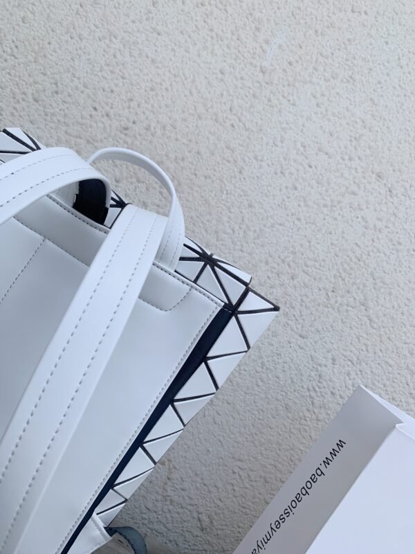 ISSEY MIYAK new series with a minimalist silhouette and long flap design, flap crystal backpack - 图片 4