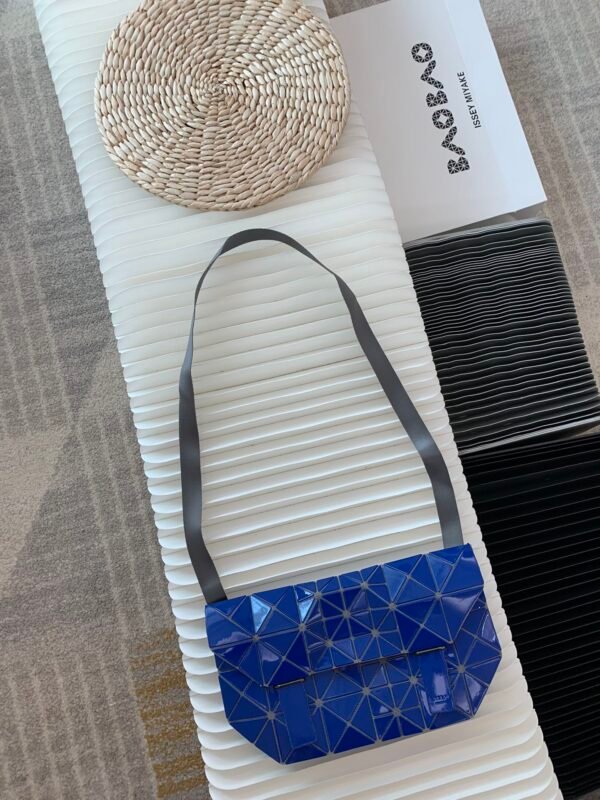 Comes with original paper gift bag Issey Miyake | Messenger bag "LUCENT PIXEL" - 图片 8