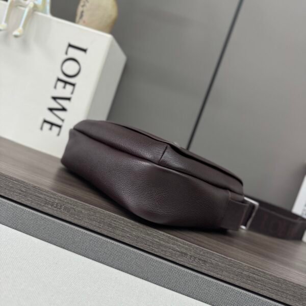 LO℮w℮🌟New Small Soft Grained Leather Pebble Messenger Bag. - 图片 7