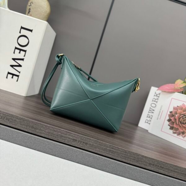 L⊚℮w℮The new 🆕Puzzle Fold pouch handbag reinterprets the practical and versatile handbag