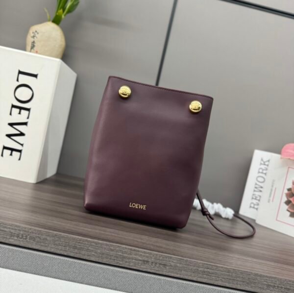 LO℮w℮🌟Smooth cowhide leather Pebble pouch