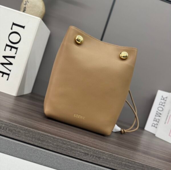 LO℮w℮🌟Smooth cowhide leather Pebble pouch