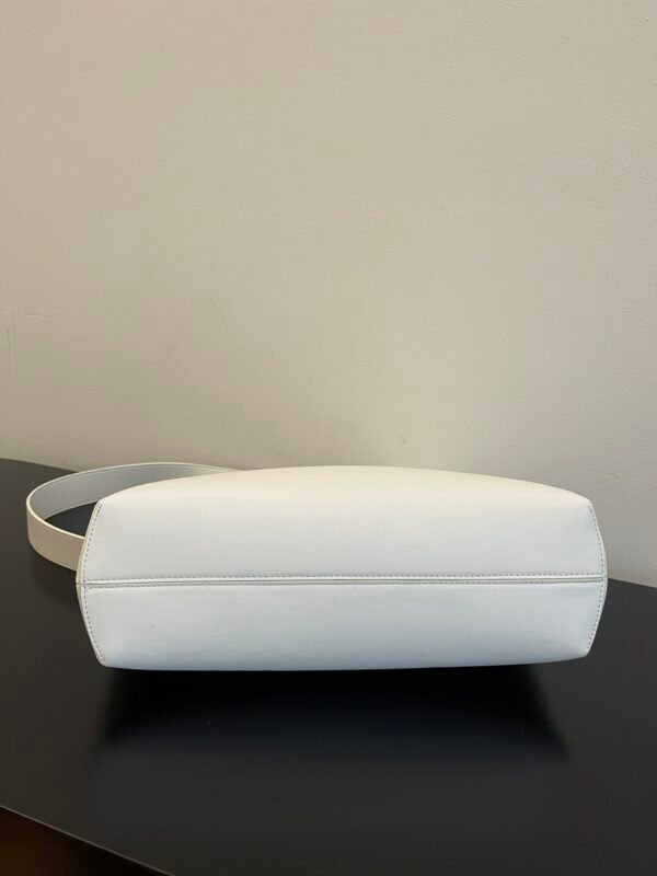 Large white The new First is here! - 图片 4