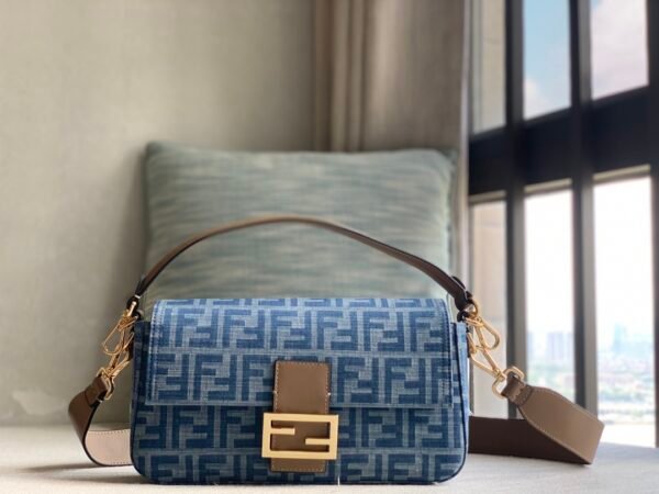 【Medium Baguette Handbag】Light blue denim