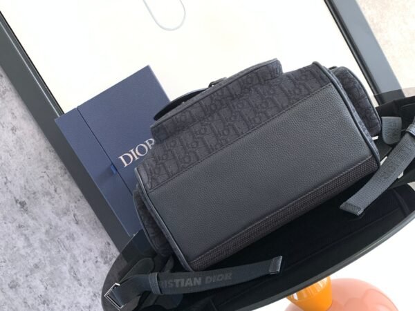 Di.or's Saddle backpack features a sleek, original design inspired by a saddle. - 图片 8