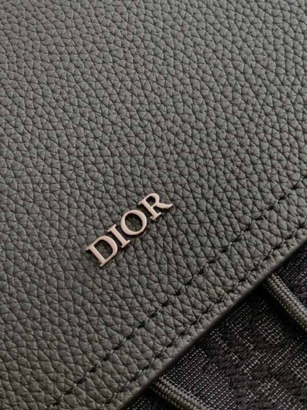 Di.or's Saddle backpack features a sleek, original design inspired by a saddle. - 图片 7