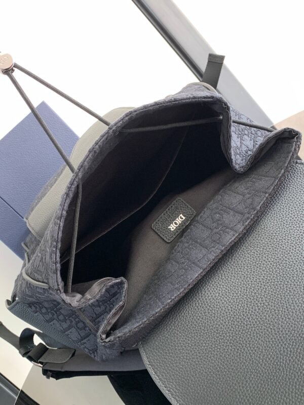 Di.or's Saddle backpack features a sleek, original design inspired by a saddle. - 图片 4