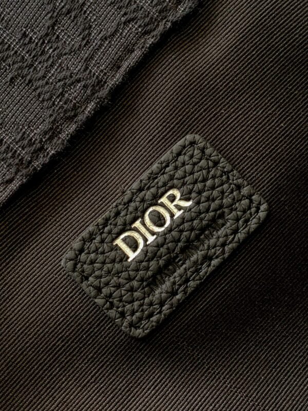 Di.or's Saddle backpack features a sleek, original design inspired by a saddle. - 图片 3
