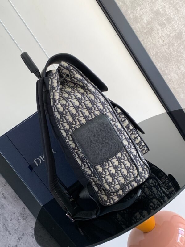 Di.or's Saddle backpack features a sleek, original design inspired by a saddle. - 图片 2