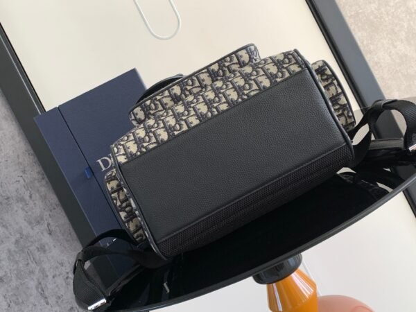 Di.or's Saddle backpack features a sleek, original design inspired by a saddle. - 图片 8