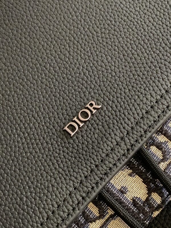 Di.or's Saddle backpack features a sleek, original design inspired by a saddle. - 图片 7