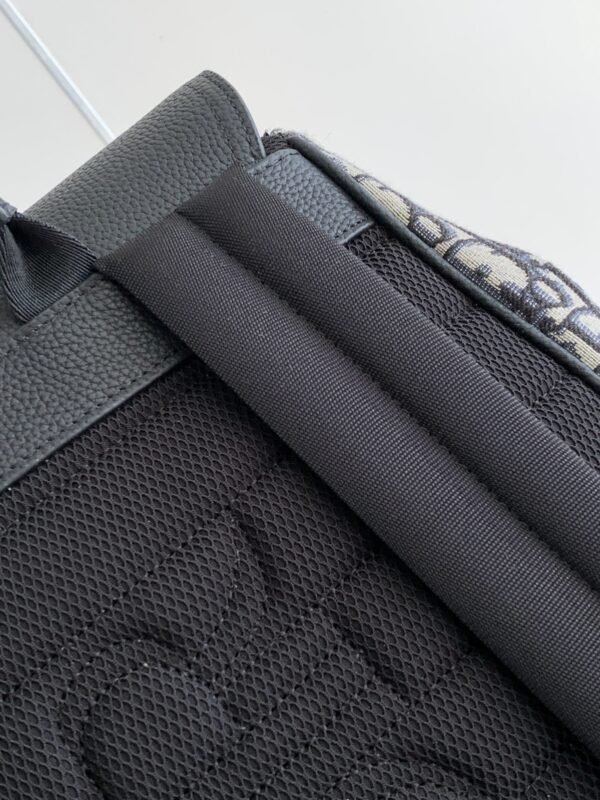 Di.or's Saddle backpack features a sleek, original design inspired by a saddle. - 图片 6