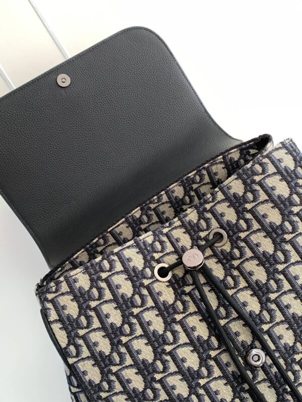 Di.or's Saddle backpack features a sleek, original design inspired by a saddle. - 图片 5