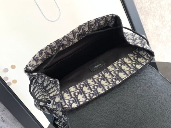 Di.or's Saddle backpack features a sleek, original design inspired by a saddle. - 图片 4