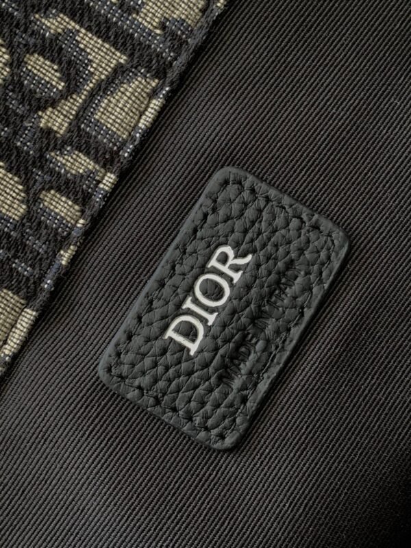 Di.or's Saddle backpack features a sleek, original design inspired by a saddle. - 图片 3