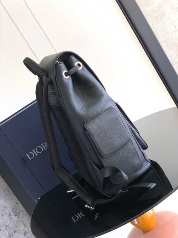 Di.or's Saddle backpack features a sleek, original design inspired by a saddle. - 图片 2