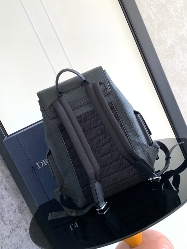 Di.or's Saddle backpack features a sleek, original design inspired by a saddle. - 图片 8