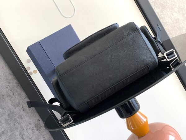 Di.or's Saddle backpack features a sleek, original design inspired by a saddle. - 图片 7