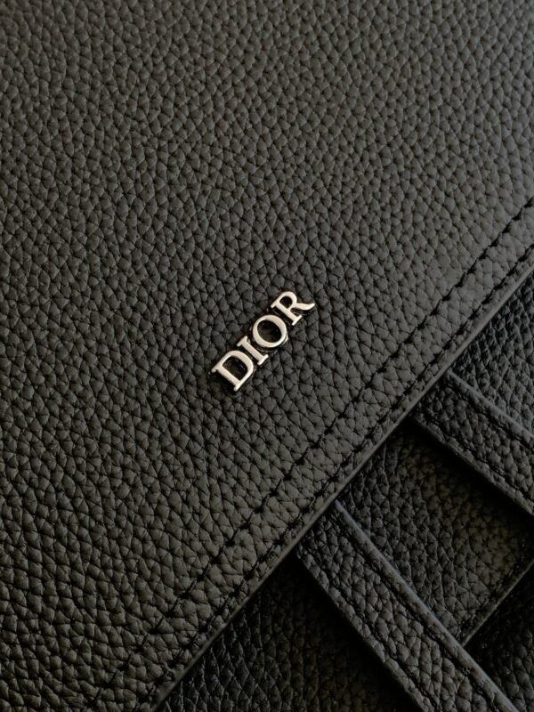 Di.or's Saddle backpack features a sleek, original design inspired by a saddle. - 图片 6