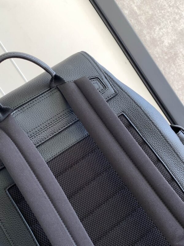 Di.or's Saddle backpack features a sleek, original design inspired by a saddle. - 图片 5