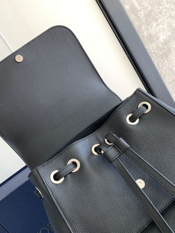 Di.or's Saddle backpack features a sleek, original design inspired by a saddle. - 图片 4