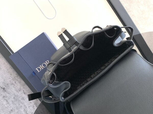 Di.or's Saddle backpack features a sleek, original design inspired by a saddle. - 图片 3