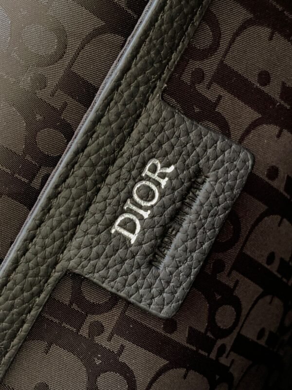 Di.or's Saddle backpack features a sleek, original design inspired by a saddle. - 图片 9