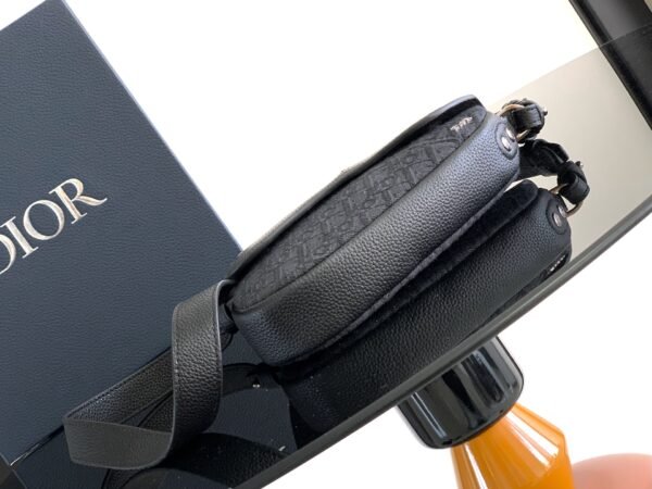 Di.or's Saddle bag is a modern take on a classic design. - 图片 8