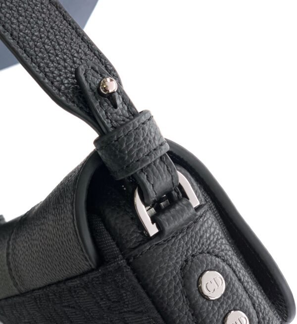 Di.or's Saddle bag is a modern take on a classic design. - 图片 5