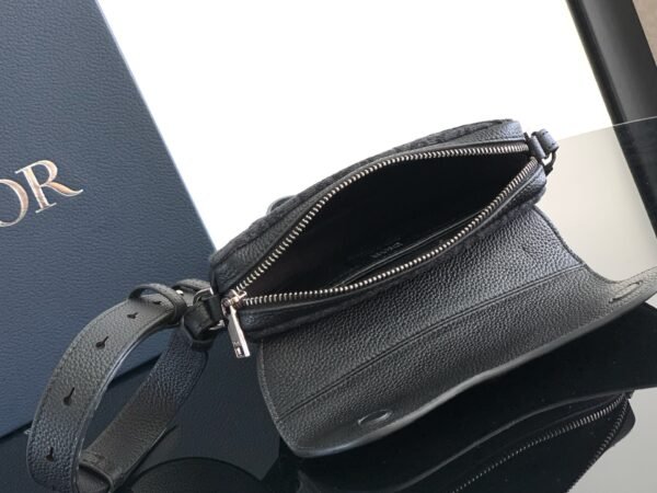 Di.or's Saddle bag is a modern take on a classic design. - 图片 4