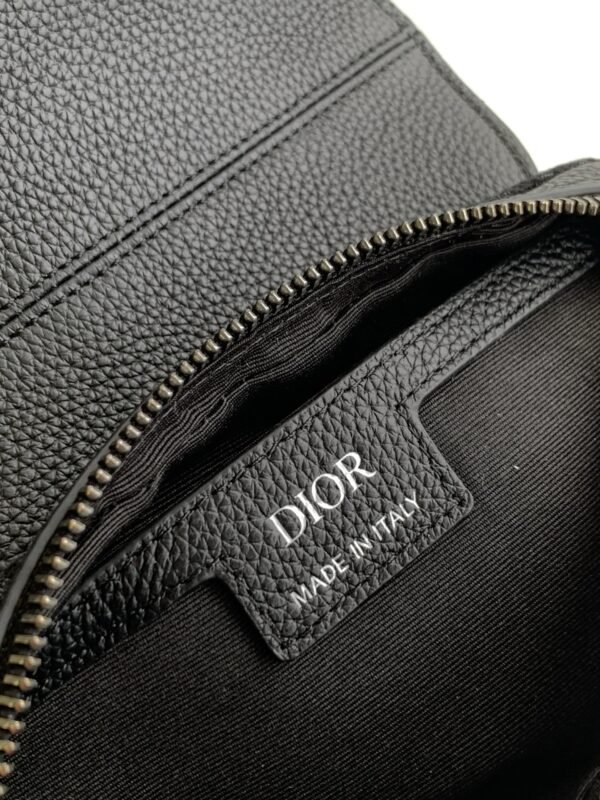 Di.or's Saddle bag is a modern take on a classic design. - 图片 3