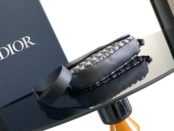 Di.or's Saddle bag is a modern take on a classic design. - 图片 8
