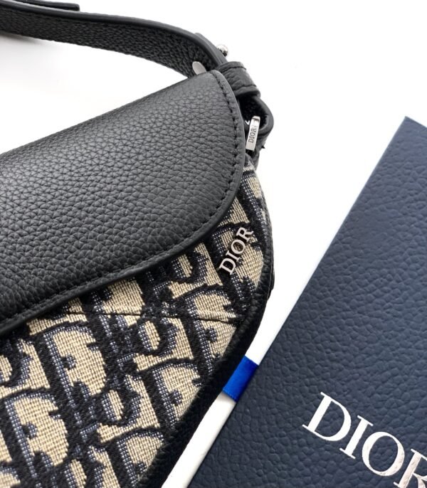 Di.or's Saddle bag is a modern take on a classic design. - 图片 6