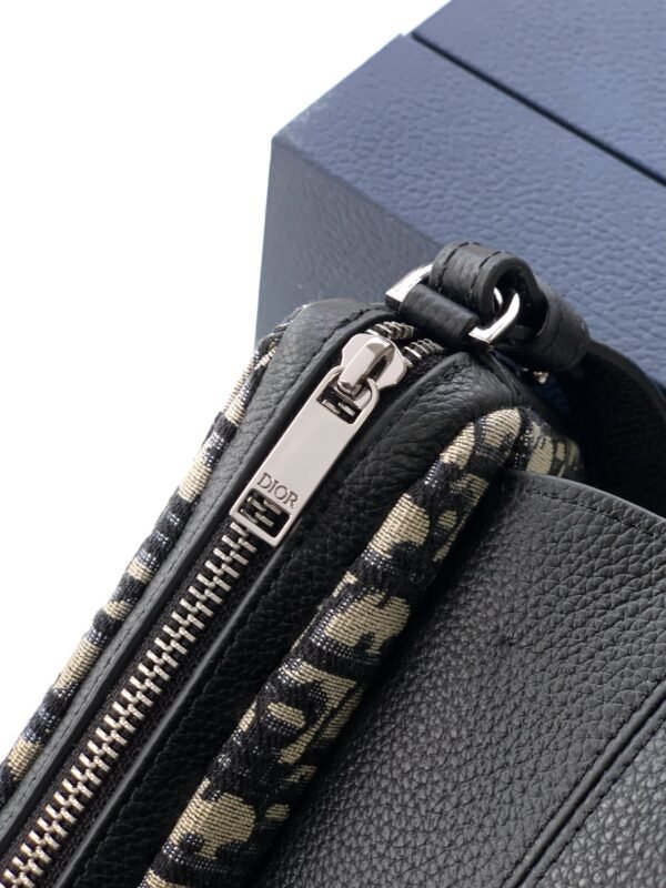 Di.or's Saddle bag is a modern take on a classic design. - 图片 5