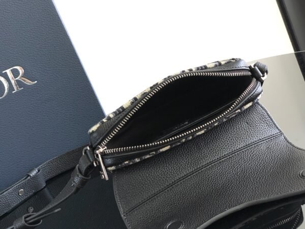 Di.or's Saddle bag is a modern take on a classic design. - 图片 4