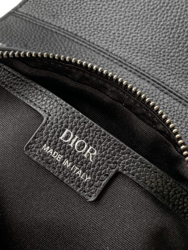 Di.or's Saddle bag is a modern take on a classic design. - 图片 3