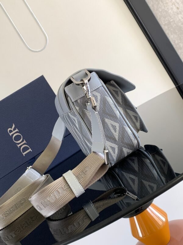 Dior Hit the Road bag with shoulder strap is a new product this season - 图片 2
