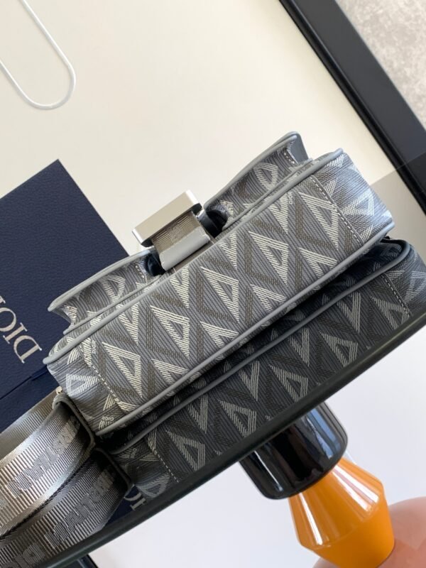 Dior Hit the Road bag with shoulder strap is a new product this season - 图片 8