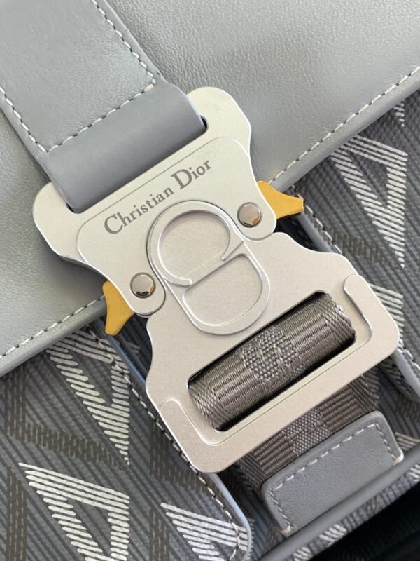 Dior Hit the Road bag with shoulder strap is a new product this season - 图片 7