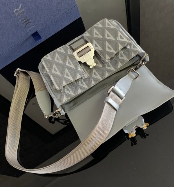 Dior Hit the Road bag with shoulder strap is a new product this season - 图片 5