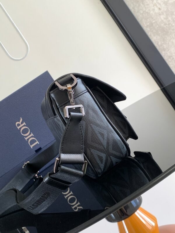 Dior Hit the Road bag with shoulder strap is a new product this season - 图片 2
