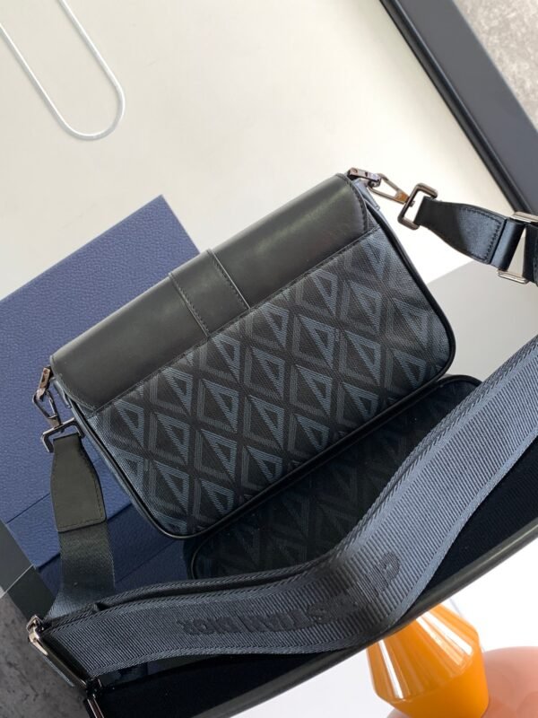 Dior Hit the Road bag with shoulder strap is a new product this season - 图片 9