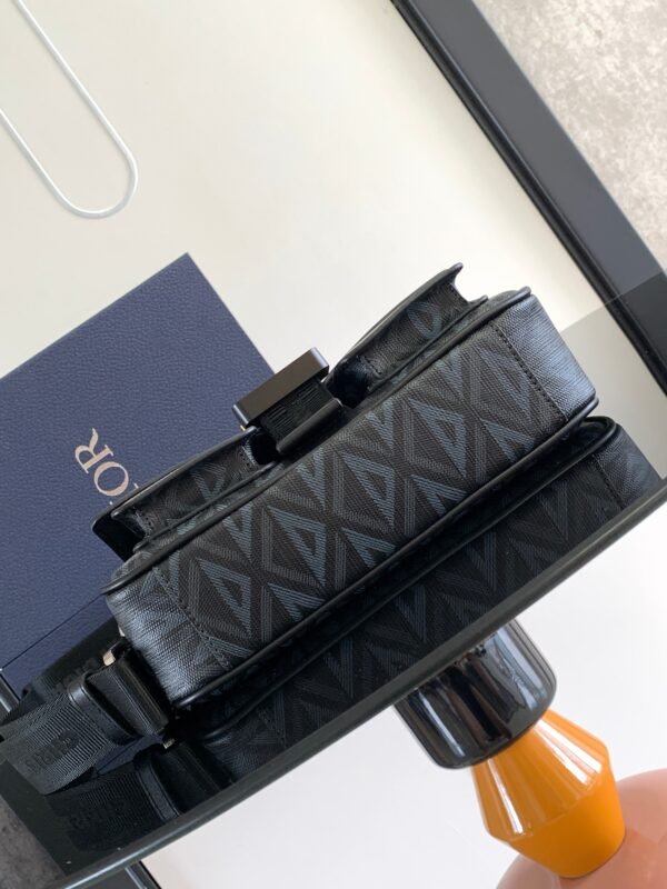 Dior Hit the Road bag with shoulder strap is a new product this season - 图片 8