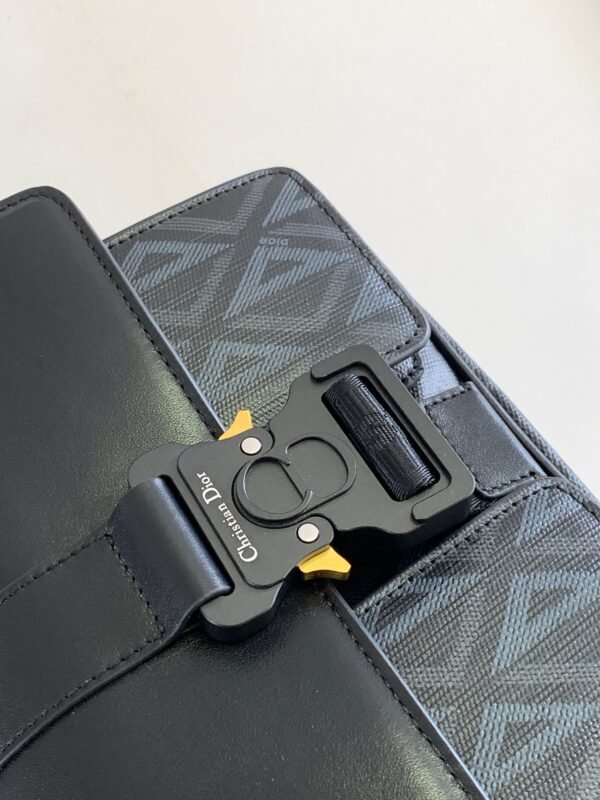 Dior Hit the Road bag with shoulder strap is a new product this season - 图片 7