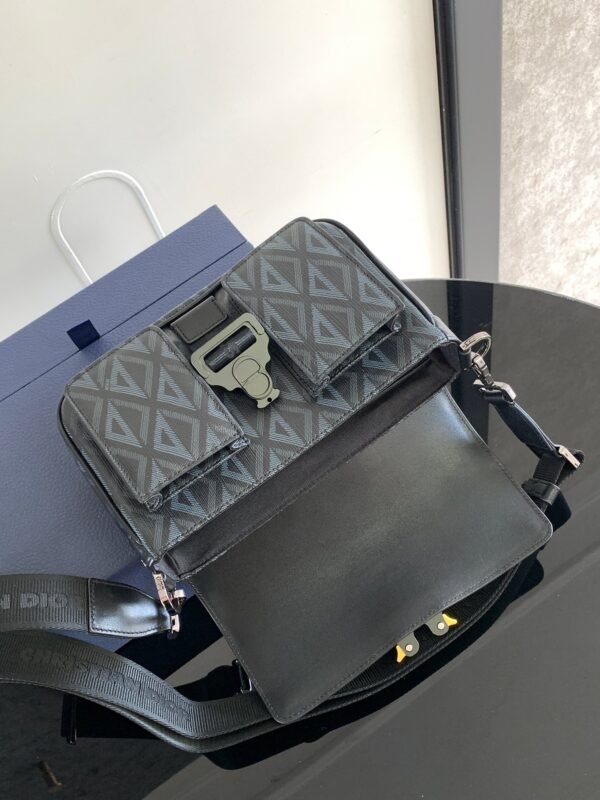 Dior Hit the Road bag with shoulder strap is a new product this season - 图片 5