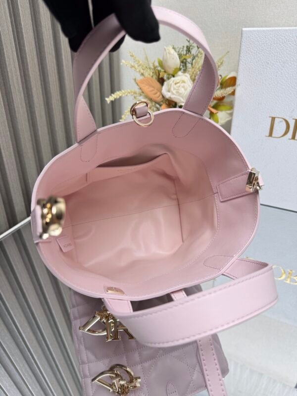 💋 This Toujours vertical handbag is a new product from the 2025 early spring ready-to-wear series - 图片 3