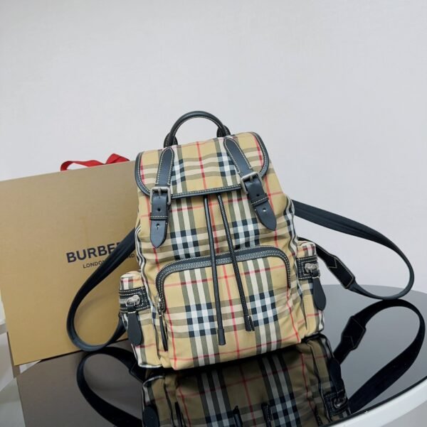 🎁【Medium】B's military backpack is based on the brand's classic military style bag