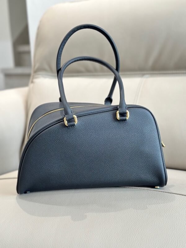 B's latest bowling bag is made of grained calfskin - 图片 9